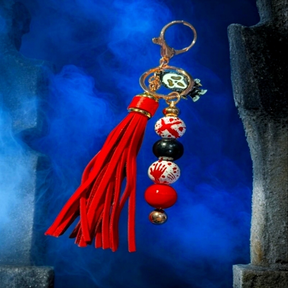 Scream ghostface keychain. Halloween horror